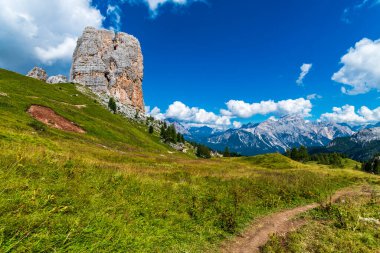 Doğa dağlarda, milli parkta, yürüyüş yapan Dolomitler Alp Dağlarında
