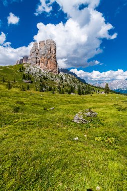 Doğa dağlarda, milli parkta, yürüyüş yapan Dolomitler Alp Dağlarında