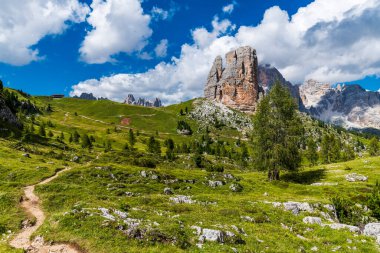 Doğa dağlarda, milli parkta, yürüyüş yapan Dolomitler Alp Dağlarında