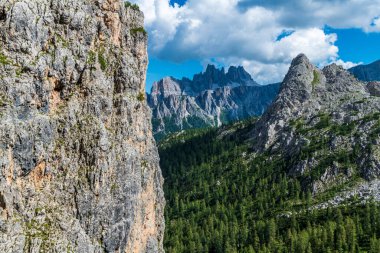 Doğa dağlarda, milli parkta, yürüyüş yapan Dolomitler Alp Dağlarında
