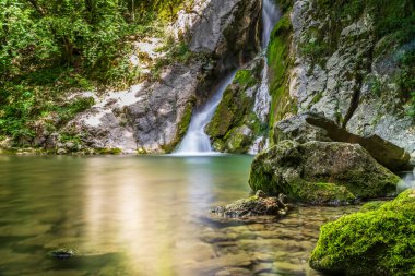 İtalya 'da ormandaki dağlık şelalenin olduğu doğa sahnesi