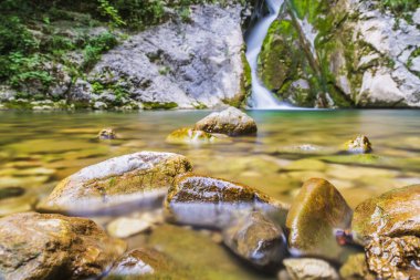 İtalya 'da ormandaki dağlık şelalenin olduğu doğa sahnesi
