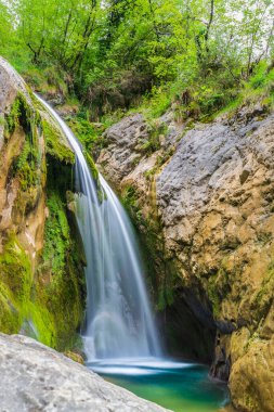 İtalya 'da ormandaki dağlık şelalenin olduğu doğa sahnesi
