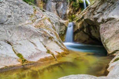 İtalya 'da ormandaki dağlık şelalenin olduğu doğa sahnesi