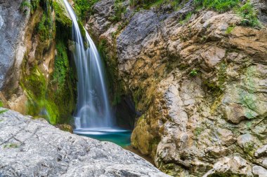İtalya 'da ormandaki dağlık şelalenin olduğu doğa sahnesi