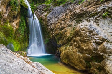 İtalya 'da ormandaki dağlık şelalenin olduğu doğa sahnesi