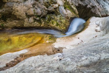 İtalya 'da ormandaki dağlık şelalenin olduğu doğa sahnesi