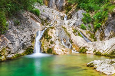 İtalya 'da ormandaki dağlık şelalenin olduğu doğa sahnesi