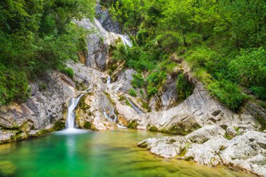 İtalya 'da ormandaki dağlık şelalenin olduğu doğa sahnesi