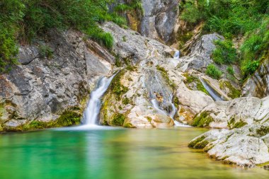 İtalya 'da ormandaki dağlık şelalenin olduğu doğa sahnesi