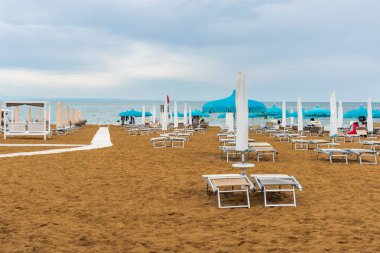 Lignano Pineta Sahili ve deniz manzarası, Udine ili, İtalya 