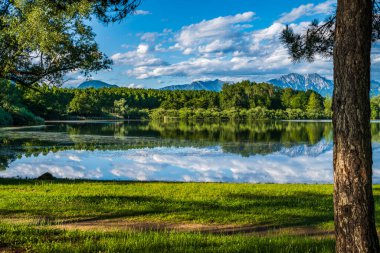 İtalya, Friuli-Venezia Giulia, Udine Bölgesi, Ragogna, Tagliamento Nehri, Ragogna Dağı.
