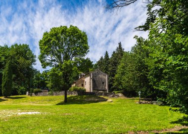 İtalya, Friuli-Venezia Giulia, Udine Bölgesi, Ragogna, Tagliamento Nehri, Ragogna Dağı.
