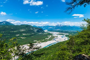 İtalya, Friuli-Venezia Giulia, Udine Bölgesi, Ragogna, Tagliamento Nehri, Ragogna Dağı.