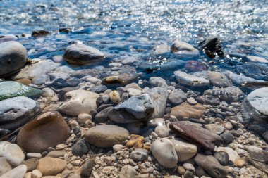 Nehir kıyısındaki çakıl taşlarının kırpılmış görüntüsü