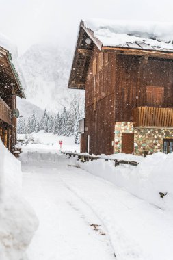 İtalya 'da kış boyunca Sappada şehir manzarası 