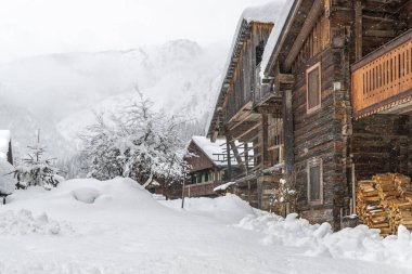 İtalya 'da kış boyunca Sappada şehir manzarası 