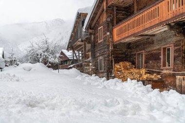 İtalya 'da kış boyunca Sappada şehir manzarası 