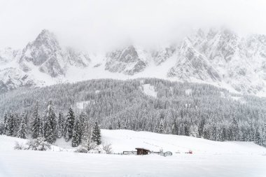 İtalya 'da kış boyunca Sappada şehir manzarası 