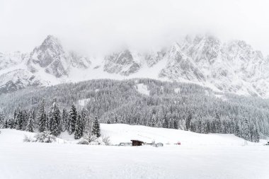 İtalya 'da kış boyunca Sappada şehir manzarası 