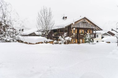 İtalya 'da kış boyunca Sappada şehir manzarası 