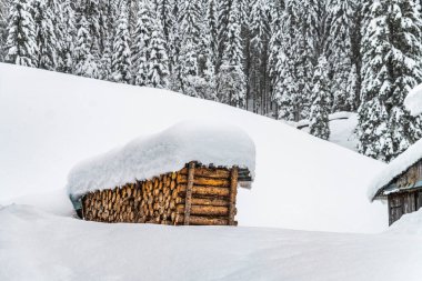 İtalya 'da kış boyunca Sappada şehir manzarası 