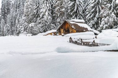 İtalya 'da kış boyunca Sappada şehir manzarası 