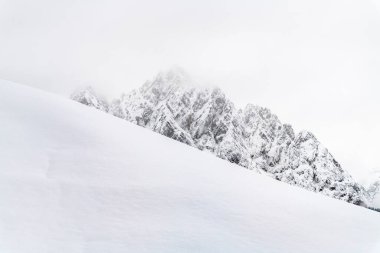İtalya 'da kış boyunca Sappada şehir manzarası 