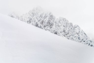 İtalya 'da kış boyunca Sappada şehir manzarası 
