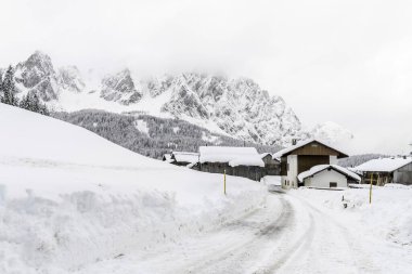 İtalya 'da kış boyunca Sappada şehir manzarası 