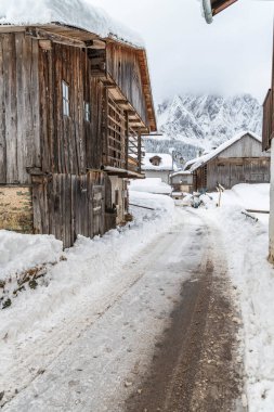 İtalya 'da kış boyunca Sappada şehir manzarası 
