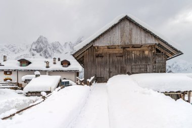 İtalya 'da kış boyunca Sappada şehir manzarası 