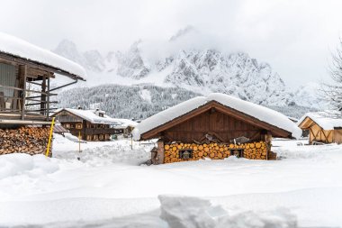 İtalya 'da kış boyunca Sappada şehir manzarası 