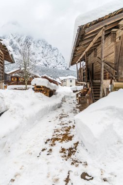 İtalya 'da kış boyunca Sappada şehir manzarası 