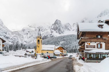 İtalya 'da kış aylarında Sappada manzarası 