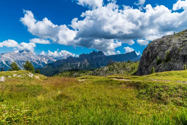 夏の自然 山の風景 ドロマイト アルプス山脈 — ストック写真