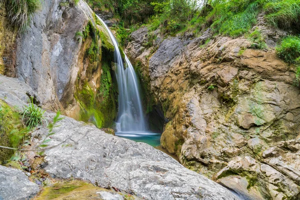 Escena Natural Con Cascada Las Tierras Altas Bosque Italia —  Fotos de Stock