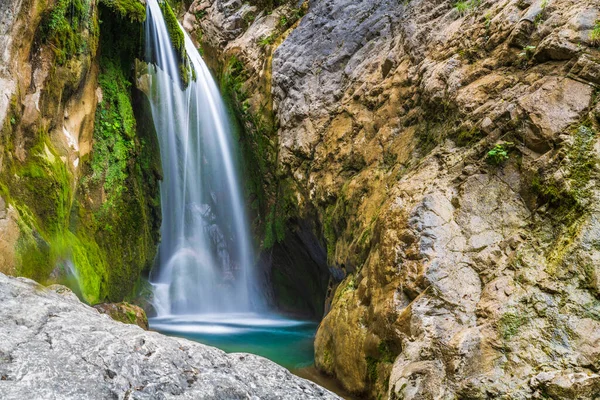 Природная Сцена Горным Водопадом Лесу Италия — стоковое фото