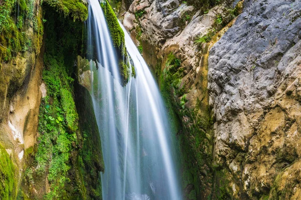 Природная Сцена Горным Водопадом Лесу Италия — стоковое фото
