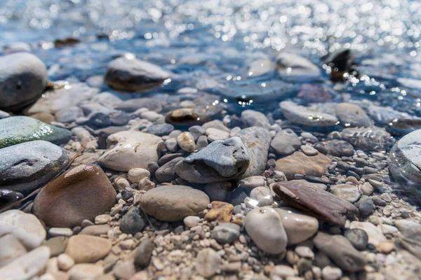 川の岸の小石の作物のビュー — ストック写真