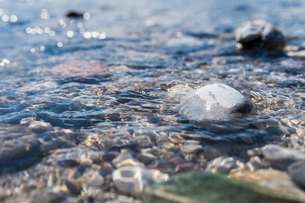 川の岸の小石の作物のビュー — ストック写真
