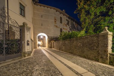 Lignano, Udine, İtalya 'nın gece manzarası 