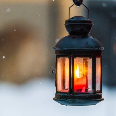 Sokak lambası yakın.