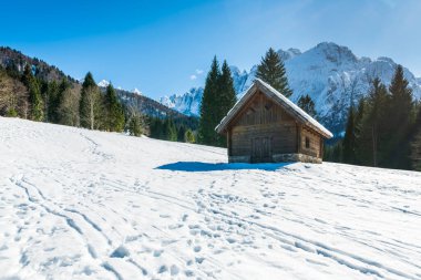 İtalya 'da Saisera Vadisi kış manzarası 