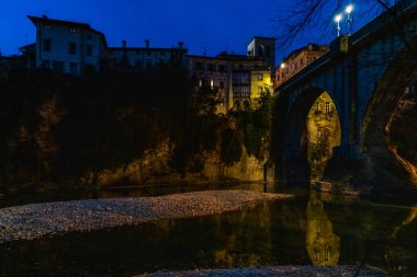 Cividale del Friuli, İtalya 'nın akşam manzarası. 