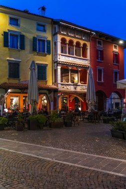 Cividale del Friuli, İtalya 'nın akşam manzarası. 