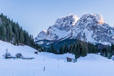 İtalya 'da kış aylarında Sappada manzarası 