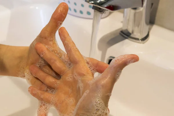 Bijgesneden Beeld Van Meisje Wassen Haar Handen Met Zeep — Stockfoto