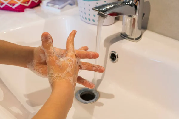 Imagem Cortada Menina Lavar Mãos Com Sabão — Fotografia de Stock