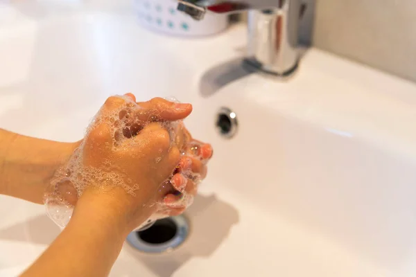 Beskärd Bild Flicka Tvätta Händerna Med Tvål — Stockfoto